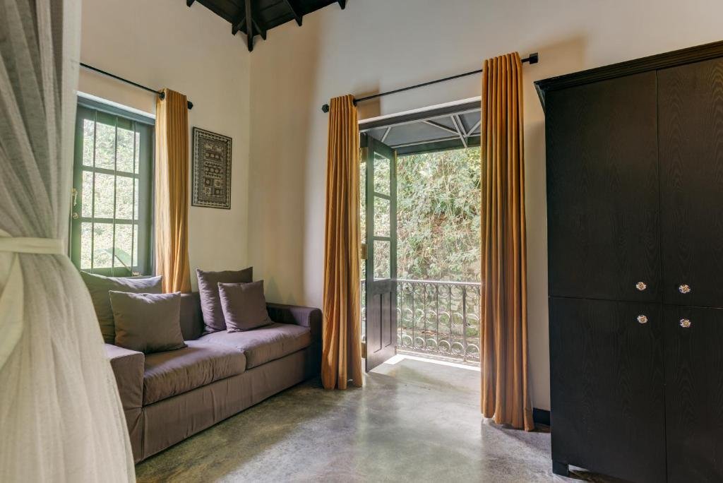 Villa dining and garden experience